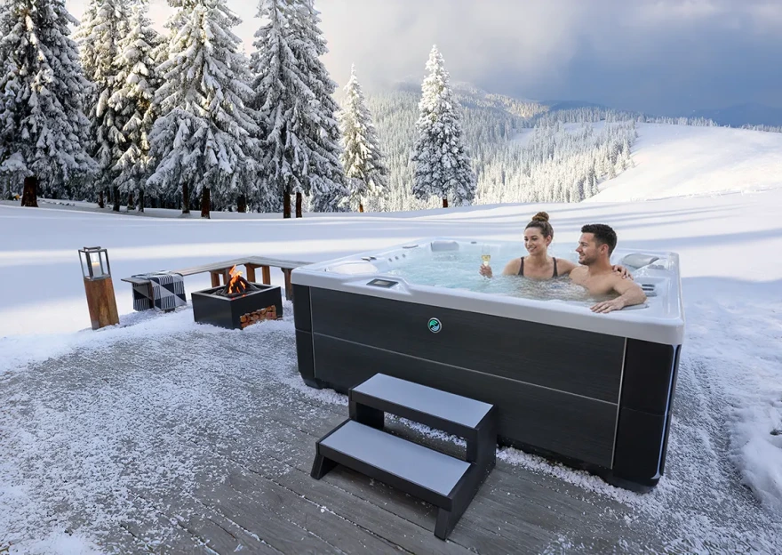 Jacuzzi zimą – jak cieszyć się gorącą kąpielą na mrozie