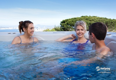 Kąpiel w jacuzzi ogrodowym Grandee NXT na tarasie
