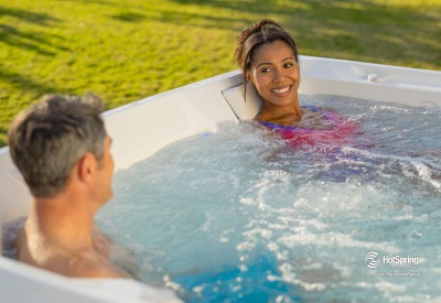 Kąpiel w jacuzzi ogrodowym Flash