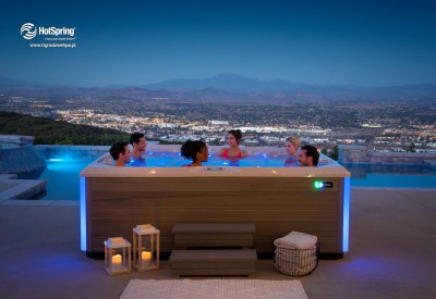 Jacuzzi ogrodowe Prism nocą na tarasie