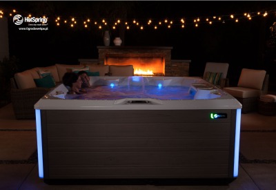 Jacuzzi ogrodowe Pulse kąpiel nocą na ogrodzie