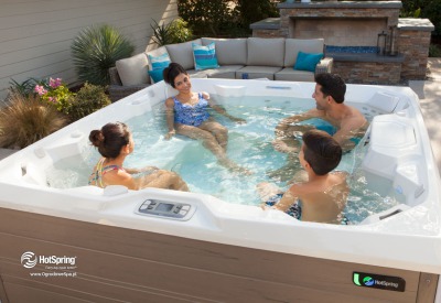 Rodzinna zabawa w jacuzzi ogrodowym Pulse