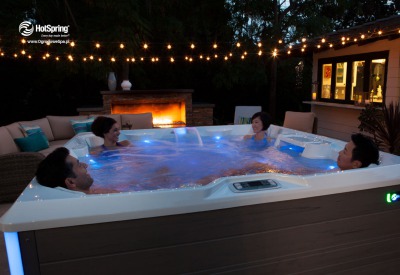 Nocna kąpiel rodziny w jacuzzi Pulse