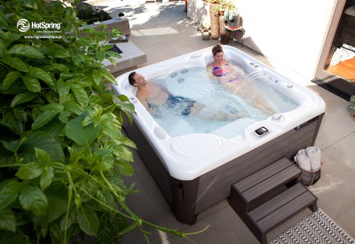 Kąpiel małżonków w jacuzzi ogrodowym Aria® NXT