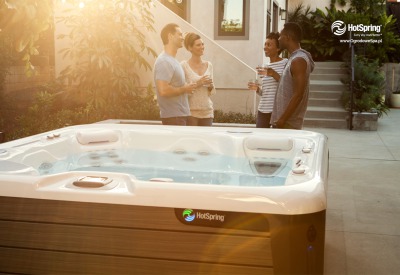 Jacuzzi ogrodowe Aria® NXT w ogrodzie